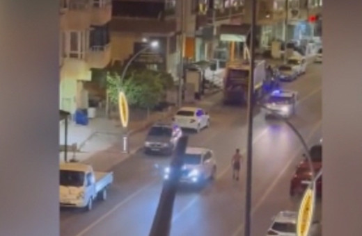 Yoldan geçen araçlara bıçakla saldırdı, gözaltına alındı