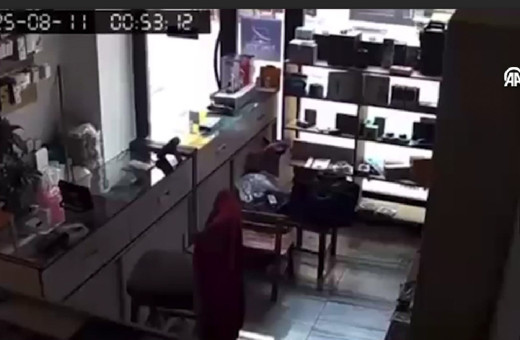 Balıkesir'deki 6.1'lik deprem kamerada