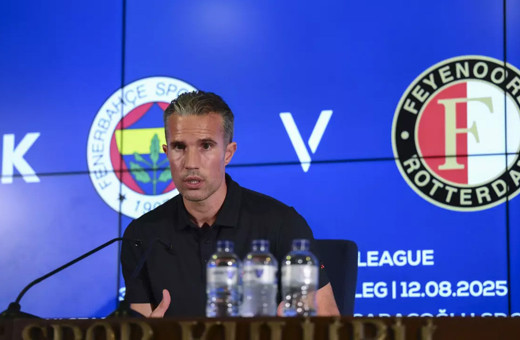 Robin van Persie: Fenerbahçe fırsatçılık yaptı