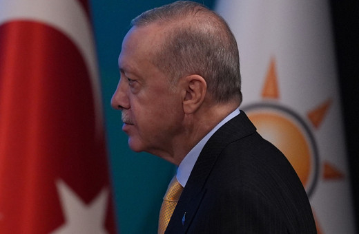 AK Parti'ye geçen 9 belediye başkanına rozetleri takıldı