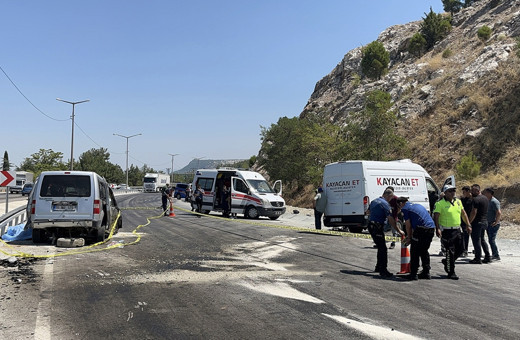 Burdur'da iki araç çarpıştı: 3 ölü