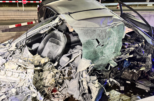 Gişelerde yaşandı! Aracın haline bakın, olay yerinde hayatını kaybetti