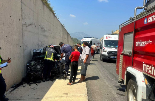 Antalya'da feci kaza! Tırın dorsesine çarpan otomobildeki 3 kişi yaralandı
