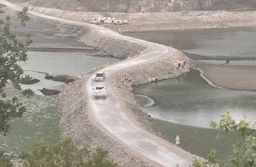 Kuraklık ortaya çıktı! Baraj yatağı içinde bulunan yol suların çekilmesiyle açıldı...