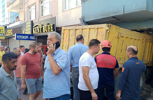 Zonguldak'ta freni boşalan kamyon dehşet saçtı! Araçlara çarpıp iş yerine girdi