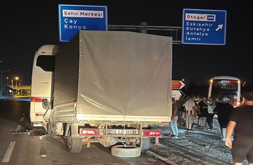 Kamyonet yolcu otobüsüne çarptı! Yaralılar var