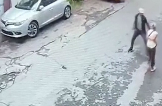 İstanbul'da gündüz vakti kadının başına gelene bakın! Yolda yürürken bir anda...