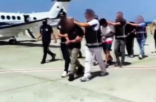 Bakan Yerlikaya paylaştı! Kırmızı bültenle aranan 3 suçlu Türkiye'ye getirildi