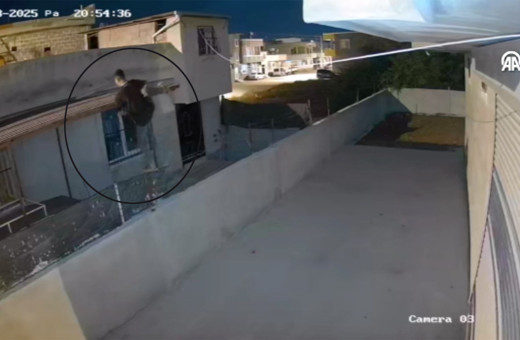 Hırsız damdan girdi 38 bin lira çalıp kapıdan elini kolunu sallayarak kaçtı