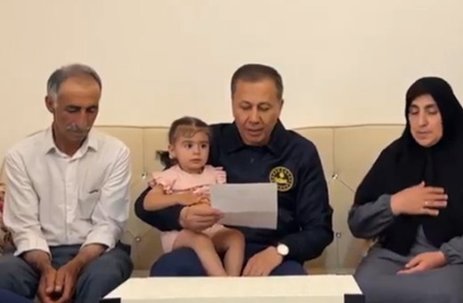 Ali Yerlikaya Erzurum'da Cumhurbaşkanı Erdoğan'ın mektubunu şehit ailesine teslim etti