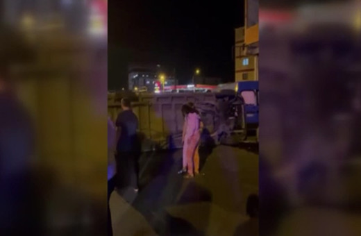 Sultanbeyli'de servis minibüsü ile otomobil çarpıştı! Yaralılar var