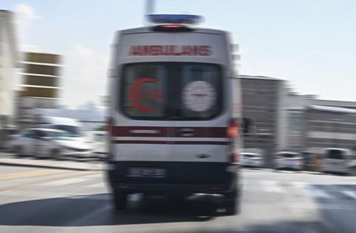 Devrilen otomobildeki 5 kişi yaralandı