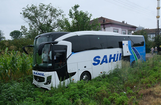Samsun'da yolcu otobüsü yol kenarındaki 2 kişiye çarptı