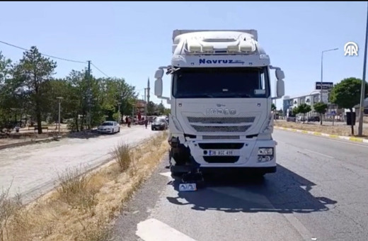 Sivas'ta facia! Tırla çarpışan motosikletin sürücüsü öldü...