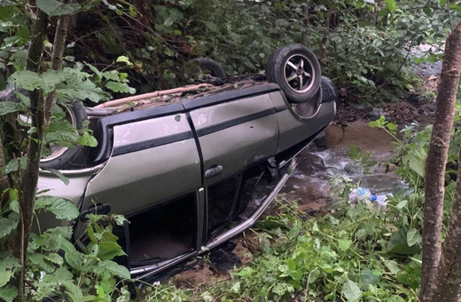 Otomobil dere yatağına devrildi! Yaralılar var