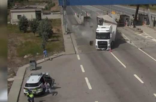 Tır gişelere ve jandarma aracına çarptı! Çekmeköy'deki kaza böyle görüntülendi