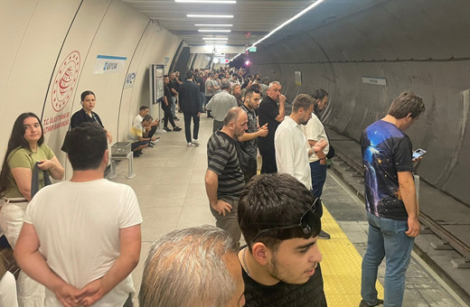 Bakırköy-Kayaşehir metrosunda arıza! Duraklarda yoğunluk oluştu
