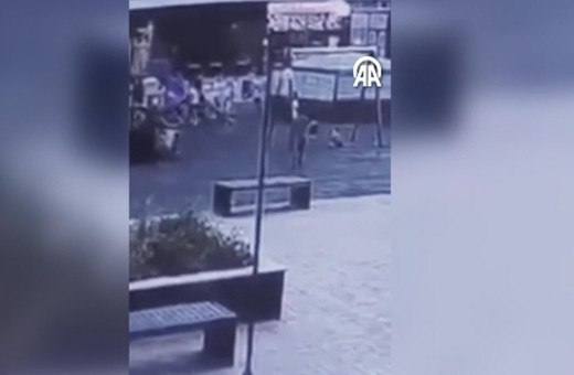 Parkta oyun oynayan iki küçük çocuğun başına gelenler çok korkunç