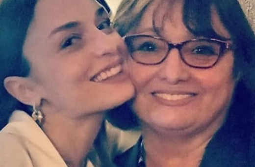 Nilperi Şahinkaya'dan duygu dolu veda! Annesini uğurlarken sanatçı dostları yalnız bırakmadı...