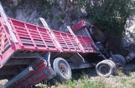 Sinop'ta kamyon devrildi! Sürücü hayatını kaybetti...