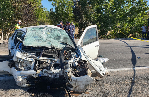 Manisa'da iki otomobilin çarpıştığı kazada 3 kişi öldü, 2 kişi yaralandı