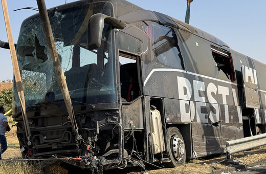 Yolcu otobüsü devrildi! Çok sayıda yaralı var