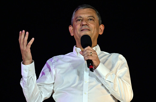 Özür Özel: Ya tarihe geçeriz ya da defolup gideriz