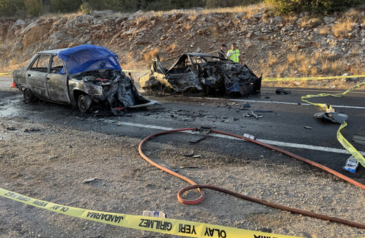 Kafa kafaya çarpışan otomobiller alev aldı! Feci kazada 3 ölü var