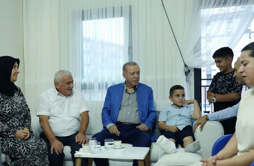 Cumhurbaşkanı Erdoğan'dan Malatya'da depremzede aileye ziyaret