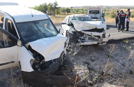 Otomobil ile hafif ticari araç çarpıştı! Çok sayıda yaralı var
