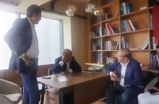 Gürsel Tekin CHP'li yöneticilerle konuşurken masaya yumruğunu vurdu
