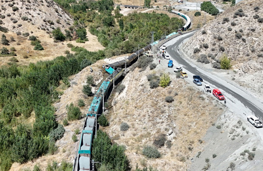 İki tren kafa kafaya çarpıştı! Ekipler bölgede, demir yolu trafiği kapatıldı