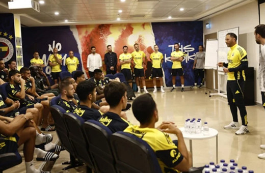 Domenico Tedesco, Fenerbahçeli futbolcularla ilk toplantısını yaptı, önemli yerlere değindi!