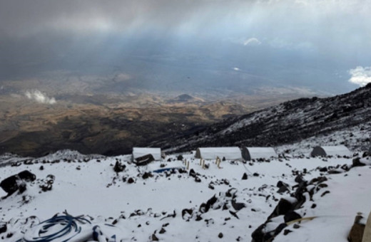 Yılın ilk karı Iğdır'a düştü! Manzara görülmeye değerdi...