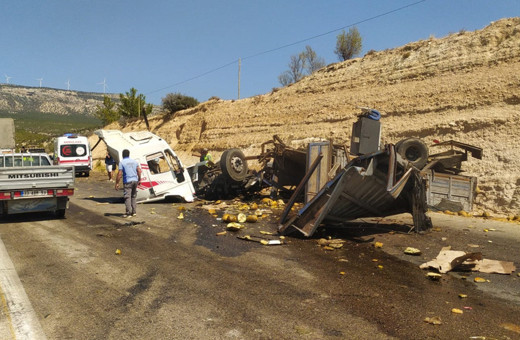 Mersin'de tır yolcu otobüsüne çarptı: 3 ölü, 7 yaralı