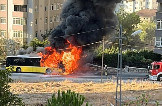 Ümraniye'de seyir halindeki İETT otobüsü yandı