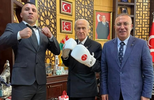 MHP lideri Devlet Bahçeli'den boks eldivenli poz