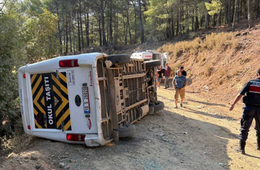Balıkesir’de tur minibüsü devrildi: 11 yaralı