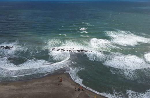 Dalga boyu 3 metre oldu! Denize girmek yasaklandı