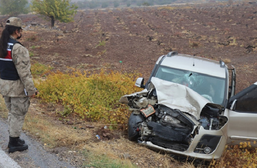 Kilis'te otomobil ile hafif ticari araç çarpıştı: 3 kişi yaralandı