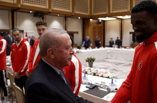 Cumhurbaşkanı Erdoğan ile milli basketbolcu Adem Bona arasında gülümseten diyalog