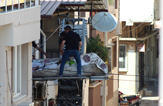 Aydın'da 310 kilo ağırlığındaki kişinin cenazesi evden böyle çıkarıldı