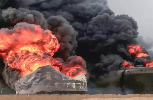 Katil İsrail Yemen'i vurdu! İsrail uçakları, Yemen'deki Hudeyde Limanı'nı 12 kez bombaladı