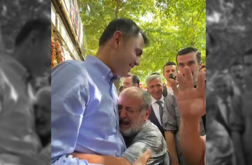 Murat Kurum ile depremzede vatandaş arasında duygusal anlar