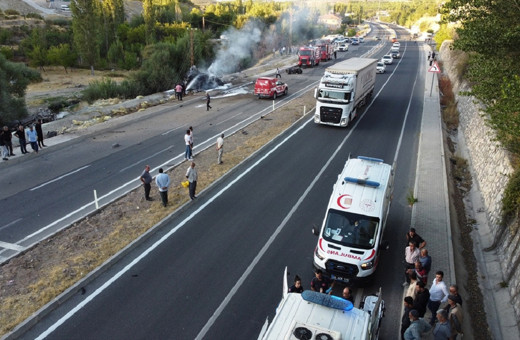 Malatya'da facia! Otobüse çarptıktan sonra duvara vuran tır yandı