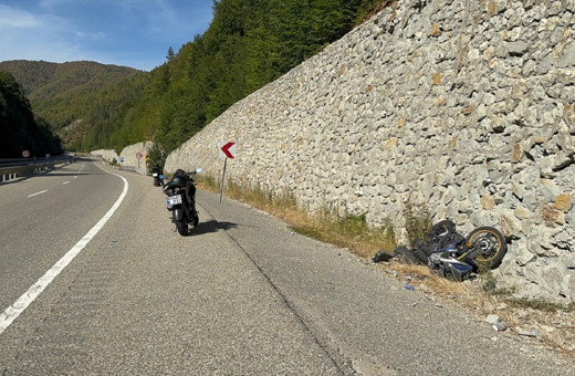 Bolu'da bariyere çarpan motosikletli hayatını kaybetti