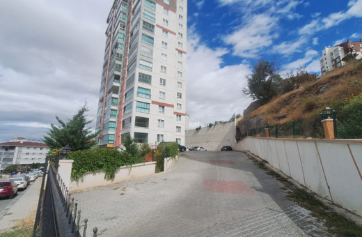 Apartmanın 13. katından düşen çocuk hayatını kaybetti