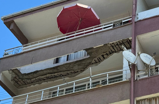 İstanbul'da panik! Balkon çöktü bina tahliye edildi