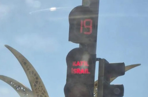 Niğde Belediyesi trafik ışıklarına 'Katil İsrail' yazdı!