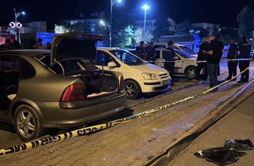 Park halindeki otomobilde patlama oldu! İkizlerden biri öldü